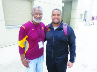 Bobby Bell (l) with Gopher football player Isaac Hayes
