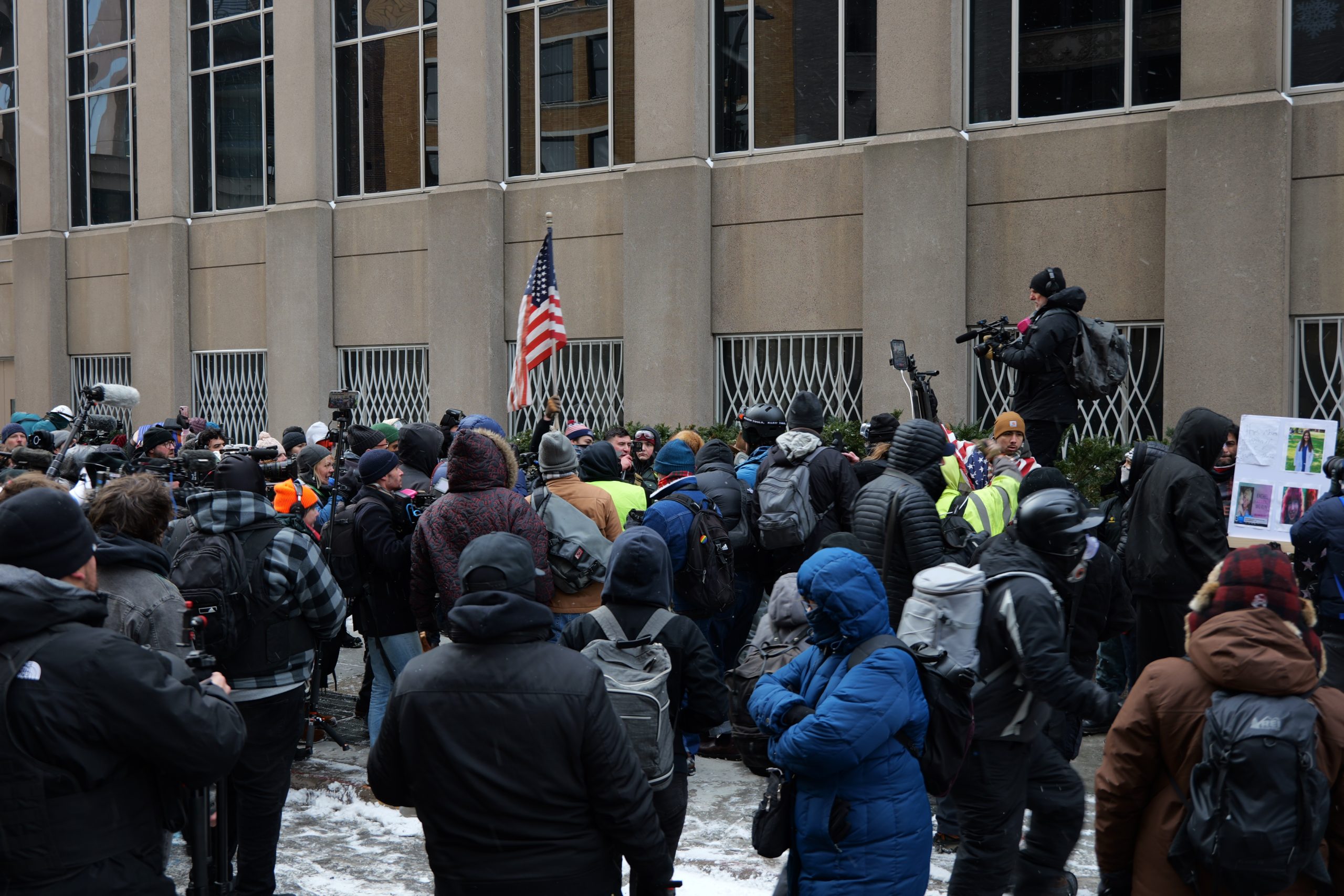 Pro- and Anti-ICE Demonstrators Clash in Minneapolis as Immigration Enforcement Intensifies